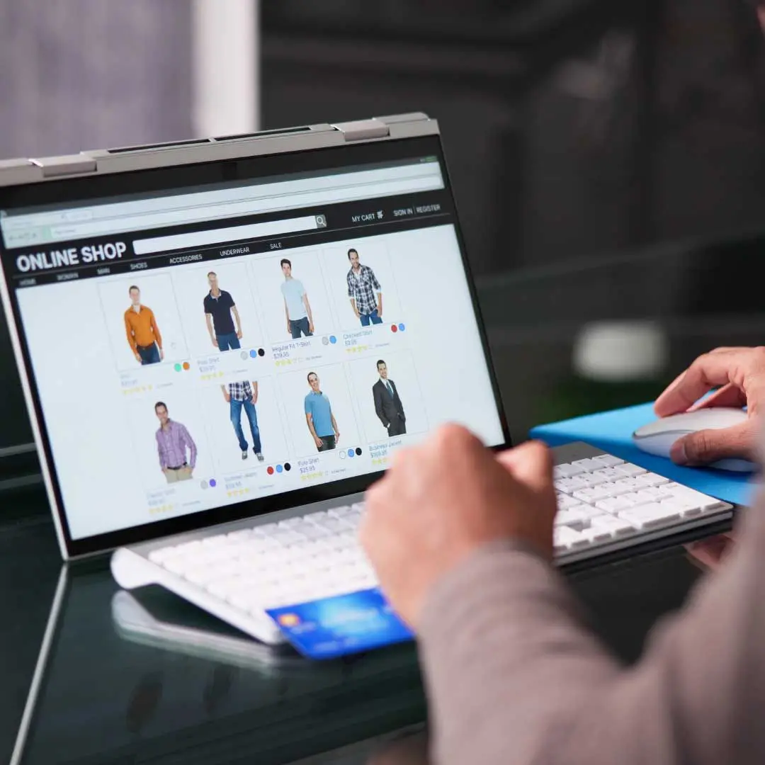 Compra en línea desde un teléfono móvil con carrito de ecommerce