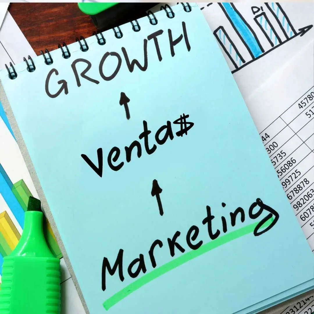 Cuaderno con un embudo de growth marketing dibujado a mano