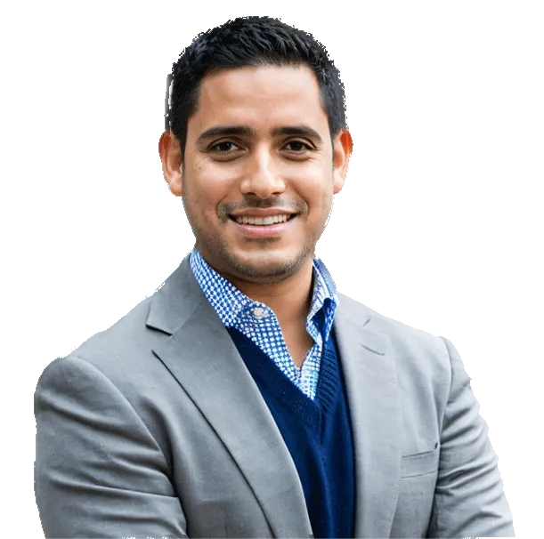 Edgardo Flores, consultor de Growth Marketing, de brazos cruzados y sonriendo